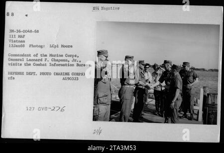 General Leonard F Chapman, Kommandant des Marinekorps, besucht das Combat Information Bureau während des Vietnamkriegs. Dieses Bild wurde am 12. Januar 1968 aufgenommen und zeigt Offiziere und Beamte, die über militärische Aktivitäten diskutieren. Das Bild ist Teil einer Serie, die amerikanische Militäroperationen in Vietnam dokumentiert. Stockfoto