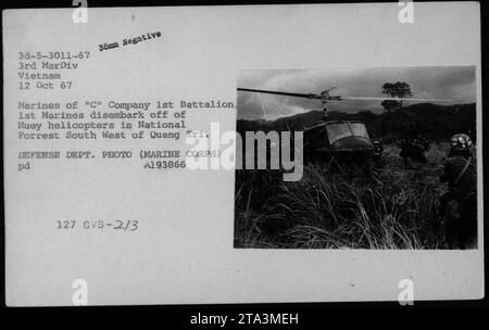 Marines der C-Kompanie 1st Battalion 1st Marines steigen am 12. Oktober 1967 von Huey Helikoptern im National Forrest südwestlich von Quang Tri in Vietnam aus. Dieses Foto wurde während des Vietnamkriegs vom Verteidigungsministerium aufgenommen und ist ein offizielles Foto des Marine Corps. Stockfoto