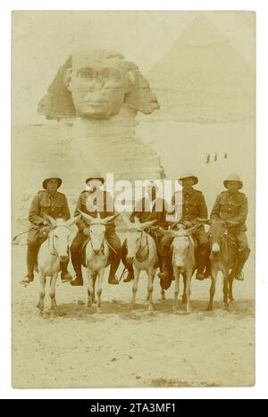 Ursprüngliche Postkarte aus der Zeit des 1. Weltkriegs mit Soldaten auf Eseln, die vor der Großen Sphinx mit der Großen Pyramide dahinter in Gizeh posierten. Besichtigungstouren während des Service im Nahen Osten. In der Mitte befindet sich ein einheimischer Reiseleiter. Auf der Rückseite heißt es: April 1916 Ägypten, Florrie von Corporal H. Jones und Corporal G. Jones, vielleicht Brüder, umgekehrt. Vielleicht sind sie Mitglieder der ägyptischen Expeditionstruppe (EFF), möglicherweise sind sie Waliser. Foto gemacht in Gizeh, Kairo, Nordafrika, Soldaten des Ersten Weltkriegs Soldaten des Ersten Weltkriegs in Übersee. Stockfoto