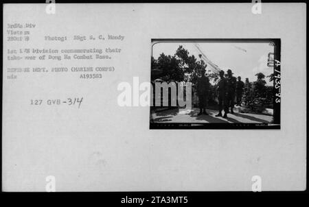 Auf diesem Foto von SSgt S. C. Moody aus dem Jahr 1969 werden Soldaten der 1. ARVN Division in Vietnam gesehen, die ihre erfolgreiche Übernahme der Dong Ha Combat Base feiern. Das Bild zeigt die Gedenkveranstaltung, die von der Abteilung zur Feier ihrer Leistung durchgeführt wurde. Dieses Foto ist Teil der Sammlung amerikanischer Militäraktivitäten während des Vietnamkriegs." Stockfoto