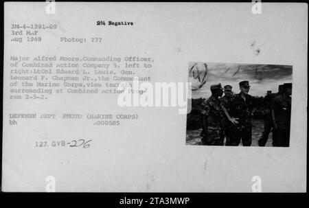 General Leonard F Chapman und Lieutenant Col Edward L. Lewis sowie weitere Offiziere und Beamte sehen sich das Gelände rund um das Combined Action Program 2-5-2 im August 1969 an. Major Alfred Moore, Commanding Officer der Combined Action Company 5, war ebenfalls anwesend. Dieses Foto wurde während des Vietnamkriegs aufgenommen. Stockfoto