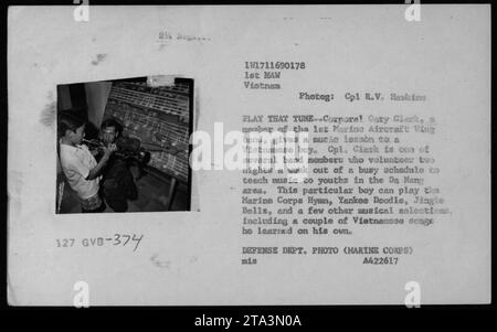 Cary Clark, Mitglied der Band 1st Marine Aircraft Wing, gab einem vietnamesischen Jungen während des Vietnamkriegs eine Musikstunde in da Nang. Clark und andere Bandmitglieder machen sich zwei Abende in der Woche freiwillig bereit, um den Jugendlichen vor Ort Musik zu unterrichten. Der Junge kann die Marine Corps Hymn, Yankee Doodle, Jingle Bells und einige vietnamesische Lieder spielen, die er alleine gelernt hat. Stockfoto