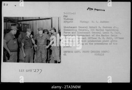 Generalleutnant Robert E. Cushman Jr., Commanding General, III Marine Amphibious Force, und Generalleutnant Lewis W. Walt, Assistant Commandant des Marine Corps, hören den Haftbefehl-Officer E. H. Bell, der für die M-16-Produktionsanlage verantwortlich ist, und geben ihnen eine Einweisung in die Verfahren der Anlage. Foto vom 29. April 1968 in Vietnam von W. A. Jackson. Stockfoto