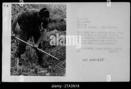 Der private First Class Clint Richard von der Hotel Company, 2. Bataillon, 1. Marine Division, wird mit einem Metalldetektor gezeigt, um nach vietnamesischen Waffen zu suchen. Dieses Foto wurde am 20. April 1967 aufgenommen. Richid wird mit Instrumenten wie Vermessungsausrüstung und Waffenzielen gesehen. Das Bild stammt aus einer Sammlung von Fotografien, die die militärischen Aktivitäten der USA während des Vietnamkriegs dokumentieren. Stockfoto