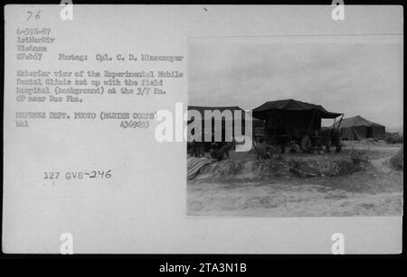 „Eine Außenansicht der Experimental Mobile Dental Clinic mit dem Feldkrankenhaus (Hintergrund) in der 3/7 EN. CP nahe Dezember FHO. Das Foto, das am 8. Februar 1967 während des MEDCAP 1967 von CPL. C. D. Incenoyer in Vietnam aufgenommen wurde." Stockfoto