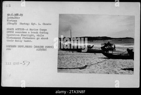 Ein Marine Corps ONTOS-Fahrzeug, das während der Operation Starlight eine Suche am Strand durchführt, während vietnamesische Fischer ihre täglichen Aufgaben fortsetzen. Dieses Bild wurde am 18. August 1965 von Sgt. L. Choate von der 3. Marine Division in Vietnam aufgenommen. Foto des Verteidigungsministeriums (Marine Corps) A185826, Referenznummer 3D-6-388-65 und GVB-57. Stockfoto