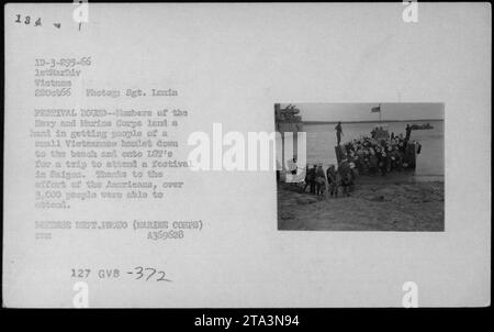 Mitglieder des Navy and Marine Corps helfen Dorfbewohnern aus einem kleinen vietnamesischen Dorf, an Bord von LST-Booten zu gehen, um an einem Festival in Saigon teilzunehmen. Dank der Hilfe amerikanischer Streitkräfte konnten mehr als 3.000 Menschen an der Veranstaltung teilnehmen. Dieses Foto wurde am 22. Oktober 1966 aufgenommen. (Bildunterschrift für das angegebene Bild) Stockfoto