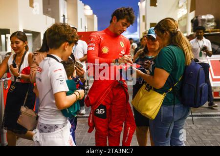 Abu Dhabi, Vereinigte Arabische Emirate. November 2023. Charles Leclerc von Ferrari unterschreibt Autohraphen nach Formel-1-Tests auf dem Yas Marina Circuit am 28. November 2023 in Abu Dhabi, Vereinigte Arabische Emirate. (Kreditbild: © Beata Zawrzel/ZUMA Press Wire) NUR REDAKTIONELLE VERWENDUNG! Nicht für kommerzielle ZWECKE! Stockfoto