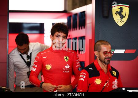 Abu Dhabi, Vereinigte Arabische Emirate. November 2023. Charles Leclerc von Ferrari wird am 28. November 2023 während der Formel-1-Tests auf dem Yas Marina Circuit in Abu Dhabi, Vereinigte Arabische Emirate, gesehen. (Kreditbild: © Beata Zawrzel/ZUMA Press Wire) NUR REDAKTIONELLE VERWENDUNG! Nicht für kommerzielle ZWECKE! Stockfoto
