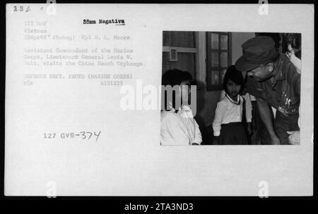 Generalleutnant Lewis W. Falt, Assistant Commandant des Marine Corps, besucht am 29. April 1968 das China Beach Waisenhaus. Das Foto zeigt, wie er während des Vietnamkriegs mit vietnamesischen Zivilisten interagiert. Dieses Bild zeigt einen Moment des amerikanischen militärischen Engagements mit der lokalen Gemeinschaft. Stockfoto