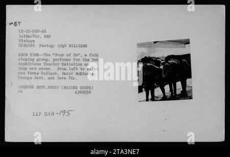 Die Folk-Gesangsgruppe „Four of US“ tritt am 27. Juli 1966 für das 3. Amphibious Traster Battalion in Vietnam auf. Die Gruppe besteht aus Vorne Bullack, Carol McKinzie, George Jett und Dave dir. Dieses Foto ist beschriftet: 'SHOW TIME--The 'Four of US', eine Volksgruppe, tritt für das 3. Amphibious Traster Battalion auf.' (Fotograf: LCpl WILLIAMS, Quelle: DEFENSE DEPT.PHOTO (MARINE CORPS) A369556 127 GVB-195) Stockfoto