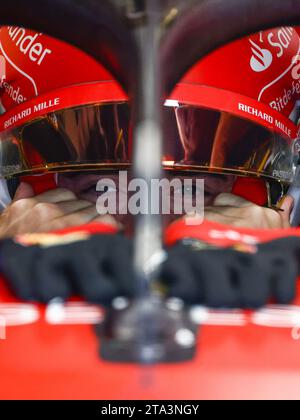 Abu Dhabi, Vereinigte Arabische Emirate. November 2023. Charles Leclerc von Ferrari wird am 28. November 2023 während der Formel-1-Tests auf dem Yas Marina Circuit in Abu Dhabi, Vereinigte Arabische Emirate, gesehen. (Kreditbild: © Beata Zawrzel/ZUMA Press Wire) NUR REDAKTIONELLE VERWENDUNG! Nicht für kommerzielle ZWECKE! Stockfoto