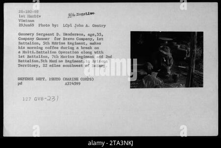 Am 29. Juni 1969 machte Gunnery Sergeant D. Henderson von der Bravo Kompanie, 1. Bataillon, 5. Marines, eine Pause, um Kaffee zu kochen, während einer Multi-Bataillon-Operation südwestlich von da Nang, an der 1. Bataillon, 7. Marines und 2. Bataillon, 5. Marines, aufgenommen von LCpl John A. Gentry. Stockfoto