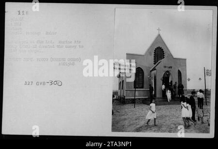 Marine Air 2 spendete Spenden für den Bau einer Kapelle in Chu Lai im Jahr 1966. P. FOTO (ARIE CORPS) A21548 zeigt die 110-mm-Feldhaubitze, die an der Basis verwendet wird. Stockfoto