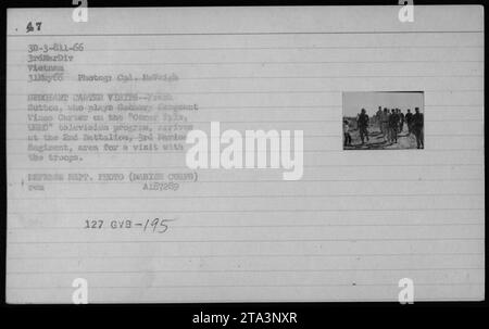 Frank Sutton, bekannt für seine Rolle als Gunnery Sergeant Vince Carter in Gomer Pyle, USMC, besucht am 31. Mai 1966 das 2. Bataillon, 3. Harded Regiment in Vietnam. Er kam, um sich mit den Truppen zu unterhalten und zu besuchen. Dieses Foto wurde von Colonel Molfeigh aufgenommen und ist Teil der Sammlung des Verteidigungsministeriums. Stockfoto