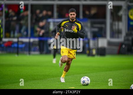 Mailand, Italien. November 2023. Emre Can (23) von Borussia Dortmund bereitet sich vor dem UEFA Champions League-Spiel zwischen AC Milan und Borussia Dortmund in San Siro in Mailand auf. (Foto: Gonzales Photo/Alamy Live News Stockfoto