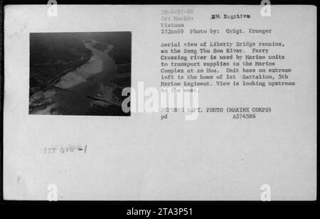 Am 27. Januar 1969 ist die Liberty Bridge auf dem Song Thu Bon River in an Hoa, Vietnam, aus der Vogelperspektive zu sehen, die Marineeinheiten zeigen, die Vorräte zum Marine Complex transportieren. Die Basis des 1. Bataillons, 5. Marine-Regiments, ist links zu sehen. Stockfoto