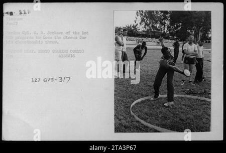 CPL. C. D. Jackson, ein Marine des 1st PAN (Protected Area Network), bereitet sich darauf vor, den Diskus während einer Meisterschaft im Juni 1967 zu werfen. Dieses Foto zeigt einen Moment der Ruhe und Entspannung für das Militär, das während seiner Ausfallzeit sportliche Aktivitäten ausübt. Dieses Bild wurde von einem Fotografen des Cerresse Department des Marine Corps aufgenommen. Die Referenznummer für dieses Foto ist Elm A288816, während GVB-3/7 angibt, dass es Teil einer Serie oder Sammlung war. Stockfoto