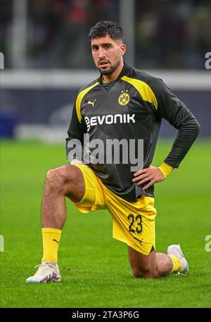 Mailand, Italien. November 2023. Emre Can (23) von Borussia Dortmund bereitet sich vor dem UEFA Champions League-Spiel zwischen AC Milan und Borussia Dortmund in San Siro in Mailand auf. (Foto: Gonzales Photo/Alamy Live News Stockfoto