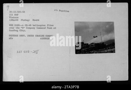 Ein CH-46 Hubschrauber fliegt am 15. März 1968 über den Kommandoposten der B-Kompanie in Sandbag City in Khe Sanh. Dieses Foto wurde von Moore aufgenommen und stammt aus der offiziellen Sammlung des Verteidigungsministeriums. Es zeigt die militärischen Aktivitäten während des Vietnamkriegs als Teil des III. MAF. Stockfoto