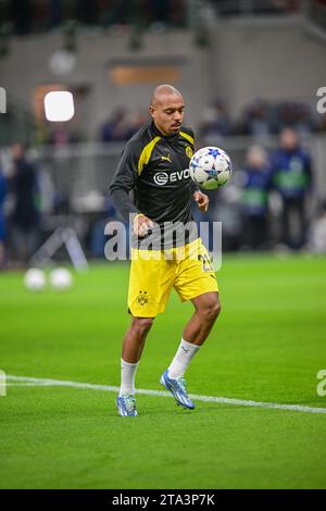 Mailand, Italien. November 2023. Donyell Malen (21) von Borussia Dortmund bereitet sich vor dem UEFA Champions League-Spiel zwischen AC Milan und Borussia Dortmund in San Siro in Mailand auf. (Foto: Gonzales Photo/Alamy Live News Stockfoto