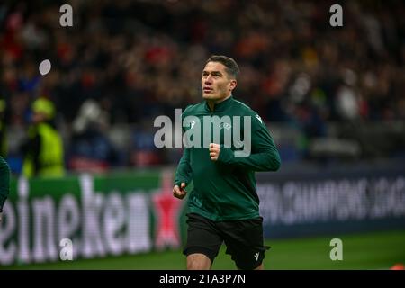 Mailand, Italien. November 2023. Schiedsrichter Istvan Kovacs bereitet sich vor dem Spiel der UEFA Champions League zwischen dem AC Mailand und Borussia Dortmund in San Siro in Mailand auf. (Foto: Gonzales Photo/Alamy Live News Stockfoto