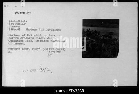 Marines aus dem Bataillon von 2/7 besteigen Amtrars (amphibische Landungsfahrzeuge), bevor sie während der Operation Pitt einen Fluss überqueren, der sich 16 Meilen nordwestlich von Danang, Vietnam, befindet. Dieses Foto wurde am 13. Dezember 1967 von Corporal Davenport aufgenommen und ist Teil der Vietnam-Kriegsaktivitäten der 1. Marine Division. Stockfoto