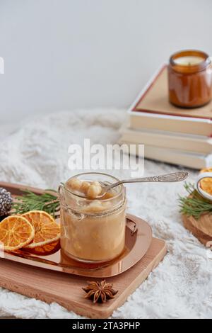 Hausgemachter Haselnussaufstrich mit gesalzenem Karamell. Platz für Vorlage, Kopierraum. Weihnachtstisch. Stockfoto