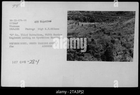 US-Marines vom Dritten Bataillon, 5. Marineregiment bei Operation Hastings, 19. Juli 1966. Das Foto zeigt die Truppen, die sich vorsichtig durch dichtes Laub bewegen und während des Vietnamkriegs auf vietnamesischem Gelände patrouillieren.“ Stockfoto