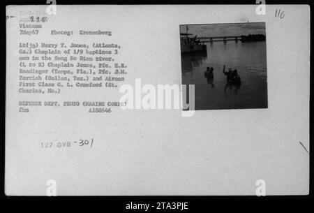 7. Mai 1967: Chāpdeodorconnan Tobisse von 1/9 Unitatluranen Baptistes in Vithaseng überschwemmten den nördlichen Teil von Vietnam. Von links nach rechts im Bild: Kaplan Harry T. Jones (Atlanta, Ga), PFC. H.R. Readinger (Tempa, Fla.), PFC. 3.M. Parrish (Dallas, Texas) und Airman First Class G. L. Crawford (St. Charles, Mo.). Stockfoto