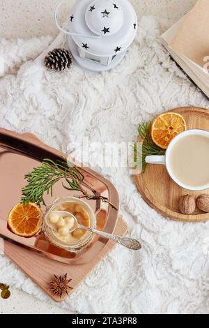 Karamell aus Haselnusskaramell im Glas. Ästhetischer Weihnachtstisch. Stockfoto