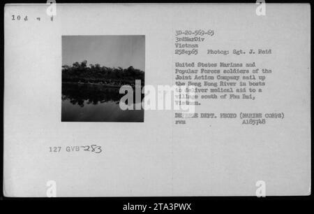 US-Marinesoldaten und Soldaten der Popular Forces werden während einer Patrouille am 25. September 1965 in Booten auf dem Song Nong River gesehen. Der Zweck der Patrouille war es, medizinische Hilfe in ein Dorf südlich von Phu Bai, Vietnam, zu liefern. Dieses Foto wurde von Sgt. J. Reid aufgenommen und ist Teil der offiziellen Sammlung des Verteidigungsministeriums (A185748 FVM). Stockfoto