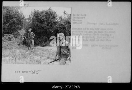 Eine Gruppe von Marines der H Kompanie, 3/7 Bataillon in Vietnam, die sich für eine Nachtpatrouille in der Nähe der Kampfbasis 3/7 in Duc the aufstellte. Das Foto zeigt die Marines, die sich auf den Weg durch dichte Vegetation vorbereiten, um ihr Ziel zu erreichen. Datum: 13. März 1967. Stockfoto