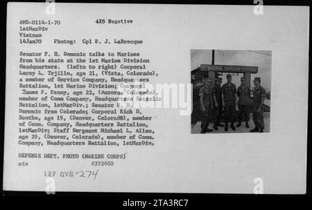 Senator P. H. Domonic spricht mit Marines aus seinem Heimatstaat Colorado am 14. Januar 1970 im Hauptquartier der 1. Marine Division. Die hier abgebildeten Marines sind CPL. Leroy L. Trjillo, CPL. James P. Penny, CPL. Rick D. Boothe und SSgt. Michael L. Allen, alle kommen aus Colorado. Dieses Foto wurde von CPL. P. J. LaBrecque aufgenommen und ist Teil der Sammlung amerikanischer Militäraktivitäten in Vietnam während des Vietnamkriegs. Stockfoto