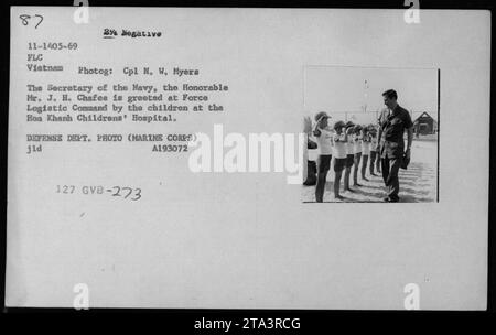 Der Marineminister, der ehrenwerte Herr J. H. Chafee, wird von Kindern im Hoa Khanh Children's Hospital in Vietnam begrüßt, während sie das Force Logistic Command besuchen. Dieses Foto wurde 1969 vom Marine Corps Corporal N. W. Myers aufgenommen. Stockfoto