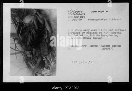 US-Marines der J-Kompanie, 1. Bataillon, 9. Marines, zeigen Munition und Mörser, die während der Operation Dewey Canyon von der Vietnam-Cong-Armee gefangen genommen wurden. Das Foto wurde am 27. Februar 1969 in Vietnam aufgenommen. (Fotograf: L/CPL Hildreth, 26. Februar 1969, 35 mm negativ). Stockfoto