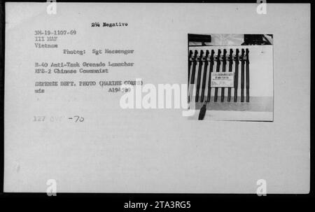 Ein Bild, das die Waffen während des Vietnamkriegs zeigt. Das Foto trägt den Titel '70 - Gefangengenommene Waffen - 1969 3M-19-1107-69 III MAF Vietnam 24'. Dies ist ein schwarz-weißes negativ mit der Seriennummer A194589. Das Bild zeigt einen Panzerabwehrgranatenwerfer B-40 und eine kommunistische RPB-2-Waffe. Das Foto wird Sgt Hessenger vom Verteidigungsministerium zugeschrieben. Stockfoto