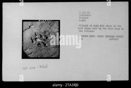 Blick auf die verlassenen Waffen und Fallen, die der Viet Cong im Dorf Dorg Son im August 1965 hinterlassen hatte. Dieses Foto, aufgenommen vom Verteidigungsministerium, zeigt die Folgen militärischer Aktivitäten während des Vietnamkriegs. Stockfoto