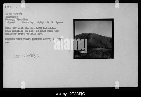 Ein Foto, das am 14. April 1965 in Daneng, Vietnam aufgenommen wurde, zeigt Hill 327 mit dem 1. LAAM Bataillon HAWK Raketen auf der Spitze. Das Bild wurde von GySgt aufgenommen. R. Ayers von der 3. Marine-Division aus dem Militärwappen von Hill 268. VERTEIDIGUNGSMINISTERIUM (MARINE CORPS) A183977 TVA 127 GVB-337. Stockfoto