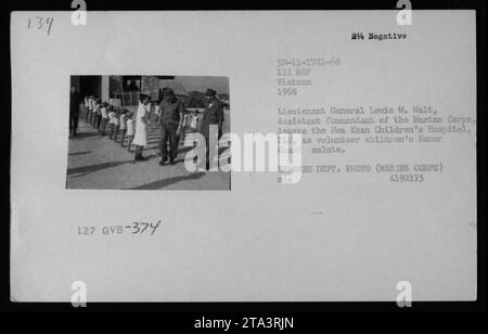 Generalleutnant Louis W. Walt, Assistenzkommandant des Marine Corps, verlässt 1968 das Hoa Khan Children's Hospital in Vietnam. Auf diesem Foto des Verteidigungsministeriums (Marine Corps) ist die Kinderwache zu sehen, die ihn grüßt. Bild falsch 4192175. Stockfoto