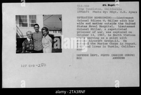 Oberstleutnant Edison W. Miller, ein zurückgekehrter Kriegsgefangener, wird zusammen mit seiner Frau und seiner Mutter während der Operation Homecoming am 18. Februar 1973 in Camp Pendleton, Kalifornien, vor dem United States Naval Hospital gesehen. Am 13. Oktober 1967 in Nordvietnam gefangen genommen, diente er als Pilot bei der Marine Aircraft Group-13. Lieutenant Colonel Miller trat im August 1949 dem Marine Corps bei und lebt in Tustin, Kalifornien. [Foto: MSgt. C.R. Ayers, Verteidigungsministerium Foto (Marine Corps)] Stockfoto