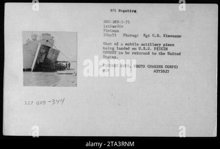 Ein mobiles Artilleriegerät wird auf die USS Pitkin Courtly geladen, um während des Vietnamkrieges am 3. März 1971 in die Vereinigten Staaten zu transportieren, fotografiert von Sgt. C.E. Kisamann. Stockfoto