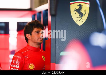 Abu Dhabi, Vereinigte Arabische Emirate. November 2023. Charles Leclerc von Ferrari wird am 28. November 2023 während der Formel-1-Tests auf dem Yas Marina Circuit in Abu Dhabi, Vereinigte Arabische Emirate, gesehen. (Kreditbild: © Beata Zawrzel/ZUMA Press Wire) NUR REDAKTIONELLE VERWENDUNG! Nicht für kommerzielle ZWECKE! Stockfoto