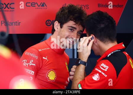 Abu Dhabi, Vereinigte Arabische Emirate. November 2023. Charles Leclerc von Ferrari wird am 28. November 2023 während der Formel-1-Tests auf dem Yas Marina Circuit in Abu Dhabi, Vereinigte Arabische Emirate, gesehen. (Kreditbild: © Beata Zawrzel/ZUMA Press Wire) NUR REDAKTIONELLE VERWENDUNG! Nicht für kommerzielle ZWECKE! Stockfoto