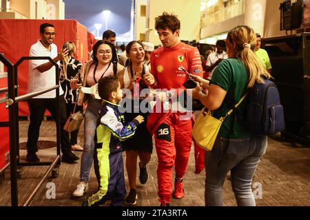 Abu Dhabi, Vereinigte Arabische Emirate. November 2023. Charles Leclerc von Ferrari unterschreibt Autohraphen nach Formel-1-Tests auf dem Yas Marina Circuit am 28. November 2023 in Abu Dhabi, Vereinigte Arabische Emirate. (Kreditbild: © Beata Zawrzel/ZUMA Press Wire) NUR REDAKTIONELLE VERWENDUNG! Nicht für kommerzielle ZWECKE! Stockfoto