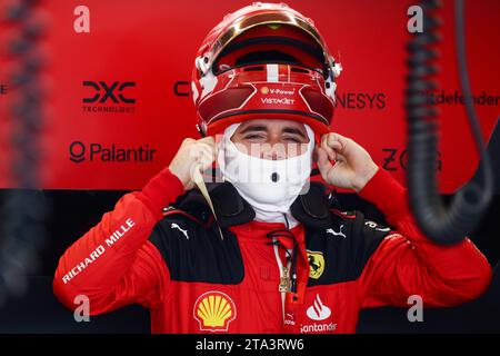 Abu Dhabi, Vereinigte Arabische Emirate. November 2023. Charles Leclerc von Ferrari wird am 28. November 2023 während der Formel-1-Tests auf dem Yas Marina Circuit in Abu Dhabi, Vereinigte Arabische Emirate, gesehen. (Kreditbild: © Beata Zawrzel/ZUMA Press Wire) NUR REDAKTIONELLE VERWENDUNG! Nicht für kommerzielle ZWECKE! Stockfoto