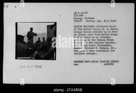 Sergeant Major H.J. Sweet schreibt Nachrichtensprecher des Marine Corps, darunter Walter Cronkite, am 7. Januar 1966 im Danang Press Center und dokumentiert die Interaktion der militärischen Medien während des Vietnamkriegs. Stockfoto