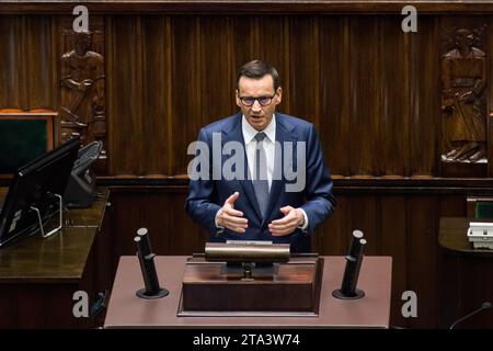 Warschau, Polen. November 2023. Premierminister Mateusz Morawiecki spricht während der Sitzung des Unterhauses. Fortsetzung der ersten Sitzung des Unterhauses des polnischen Parlaments (Sejm) der 10. Wahlperiode. Quelle: SOPA Images Limited/Alamy Live News Stockfoto