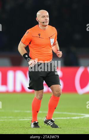 Paris, Frankreich. November 2023. Schiedsrichter Szymon Marciniak POL während des Spiels Paris Saint-Germain FC gegen Newcastle United FC UEFA Champions League Runde 1 Gruppe F im Parc de Princes, Paris, Frankreich am 28. November 2023 Credit: Every Second Media/Alamy Live News Stockfoto