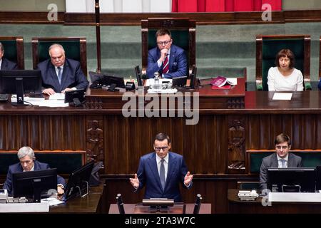 Warschau, Polen. November 2023. Premierminister Mateusz Morawiecki spricht während der Sitzung des Unterhauses. Fortsetzung der ersten Sitzung des Unterhauses des polnischen Parlaments (Sejm) der 10. Wahlperiode. Quelle: SOPA Images Limited/Alamy Live News Stockfoto